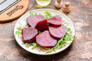 Салат из свеклы с кедровыми орешками