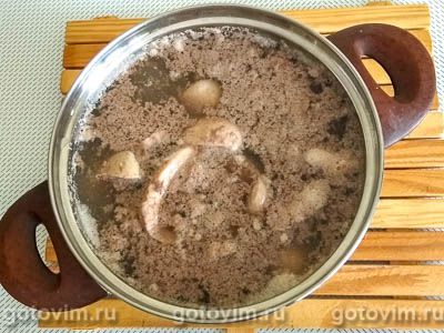 Почки свиные, тушенные с солеными огурцами