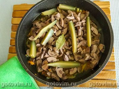 Почки свиные, тушенные с солеными огурцами