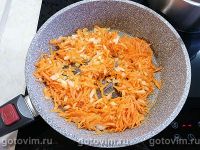 Куриный суп с овощами и вареным яйцом