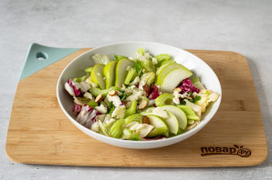 Салат с сельдереем и грушей Салат с сельдереем и грушей