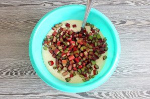 Шарлотка с ревенем