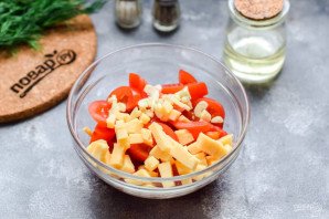 Салат из печеного болгарского перца с помидорами