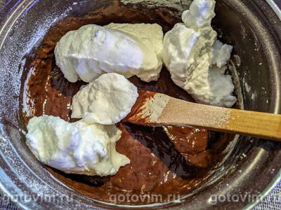 Шоколадный торт с шоколадно-кофейным кремом и ягодной прослойкой