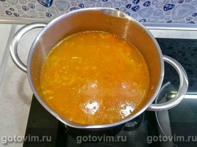 Куриный суп с овощами и вареным яйцом