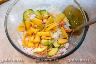 Рисовый салат с креветками, авокадо и манго