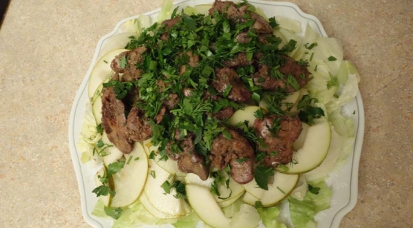 Салат из куриной печени и груши с маринованной вишней, пошаговый рецепт с фото