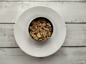 Слоеный салат с корейской морковью, курицей и грибами