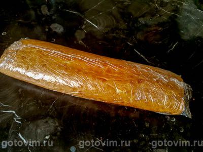 Бисквитный рулет с клубничным кремом из творожного сыра и варенья