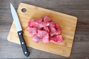 Тушеная говядина в пиве с черносливом