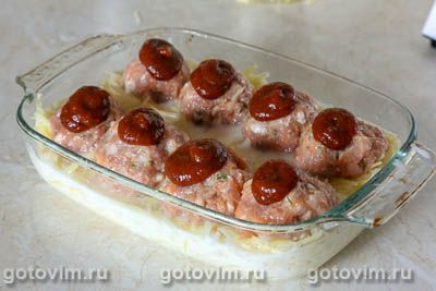Запеканка из тертой картошки с мясными фрикадельками 
