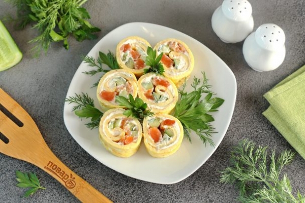 Яичный рулет с красной рыбой Яичный рулет с красной рыбой