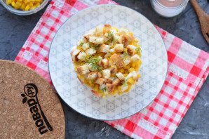 Слоеный салат с курицей и сухариками