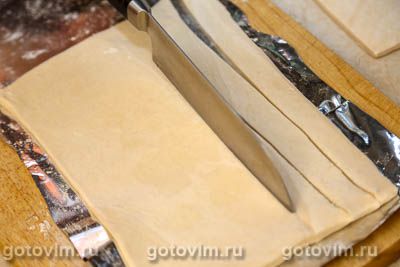 Колбаски на шпажках в слоеном тесте