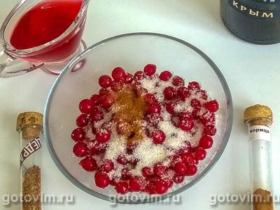 Десерт из красной смородины в желе из вина