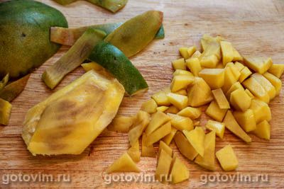 Фруктовый салат-коктейль с клубникой, бананами и манго