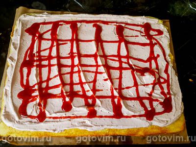 Бисквитный рулет с клубничным кремом из творожного сыра и варенья