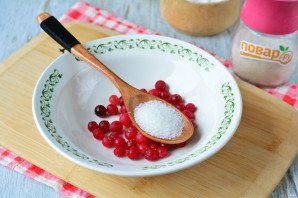 Слойки из слоеного теста с клюквой