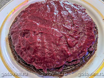 Шоколадный торт с шоколадно-кофейным кремом и ягодной прослойкой