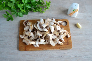 Салат с яичными блинчиками и шампиньонами