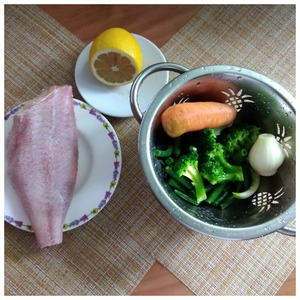 Морской окунь, запечённый с овощами