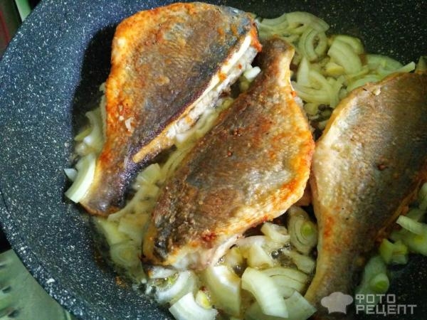 Рецепт: Дорада жареная - С луком и сметаной