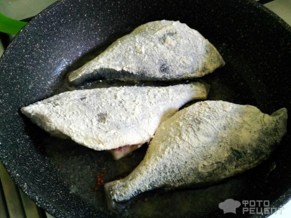 Рецепт: Дорада жареная - С луком и сметаной