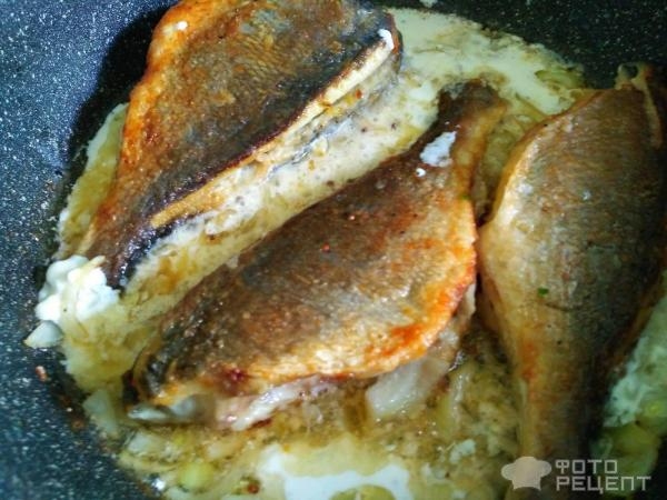 Рецепт: Дорада жареная - С луком и сметаной