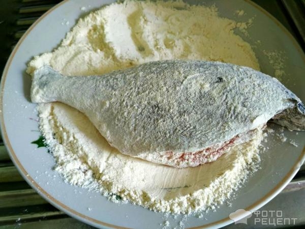 Рецепт: Дорада жареная - С луком и сметаной