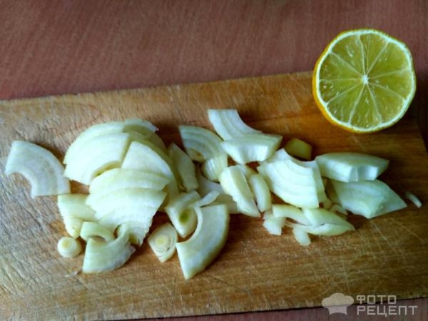 Рецепт: Дорада жареная - С луком и сметаной