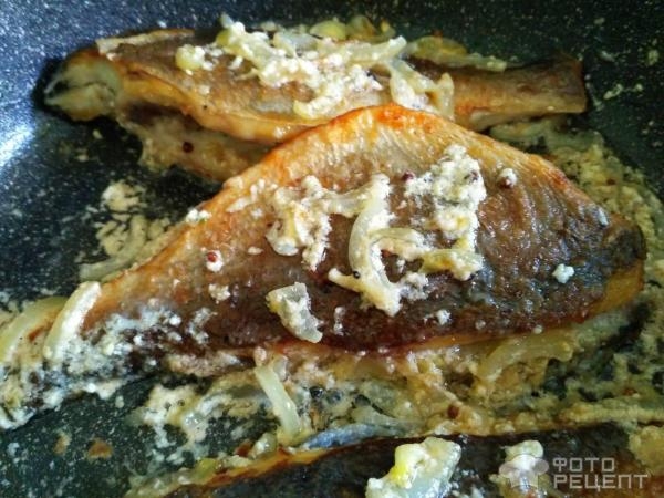 Рецепт: Дорада жареная - С луком и сметаной