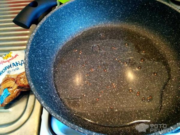 Рецепт: Дорада жареная - С луком и сметаной