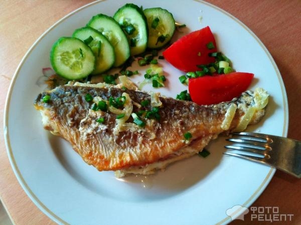 Рецепт: Дорада жареная - С луком и сметаной