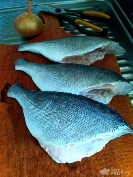 Рецепт: Дорада жареная - С луком и сметаной