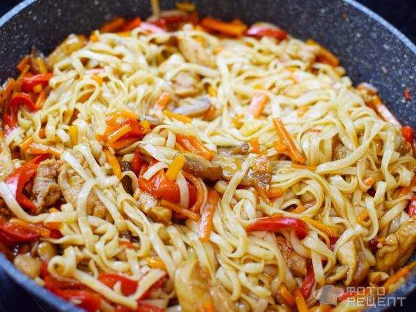 Рецепт: Лапша удон - С курицей, шампиньонами и овощами. Очень вкусное японское блюдо!