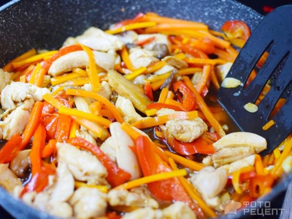 Рецепт: Лапша удон - С курицей, шампиньонами и овощами. Очень вкусное японское блюдо!