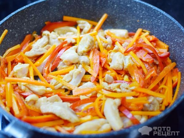 Рецепт: Лапша удон - С курицей, шампиньонами и овощами. Очень вкусное японское блюдо!