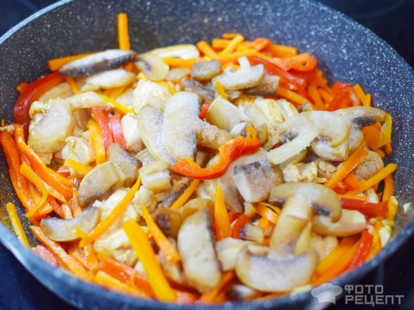 Рецепт: Лапша удон - С курицей, шампиньонами и овощами. Очень вкусное японское блюдо!