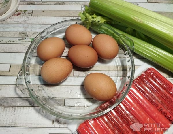 Рецепт: Легкий салат с крабовыми палочками - с добавлением сельдерея