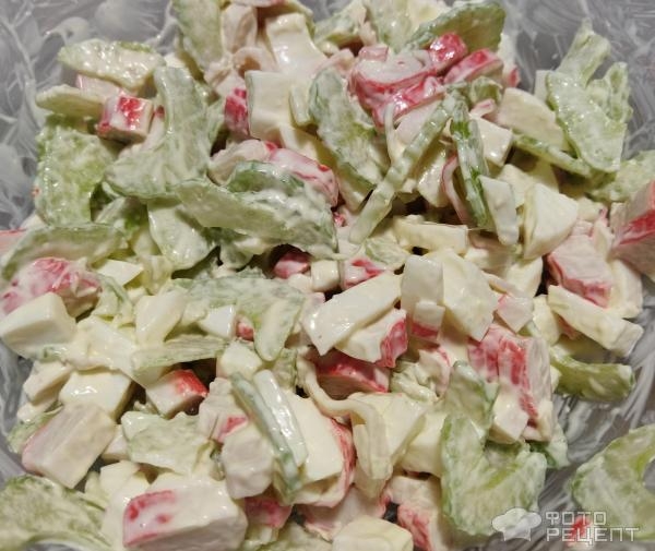 Рецепт: Легкий салат с крабовыми палочками - с добавлением сельдерея