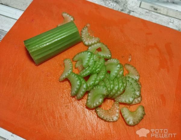 Рецепт: Легкий салат с крабовыми палочками - с добавлением сельдерея