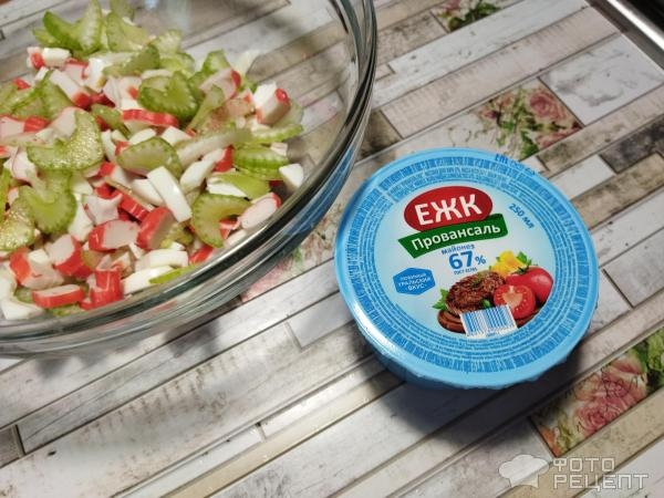 Рецепт: Легкий салат с крабовыми палочками - с добавлением сельдерея