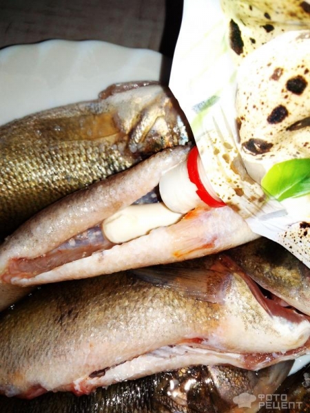 Рецепт: Окунь речной запеченый - "Ленивый" окунь с рукколой и луком, запеченный в пакете