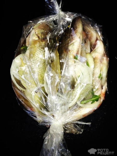 Рецепт: Окунь речной запеченый - "Ленивый" окунь с рукколой и луком, запеченный в пакете