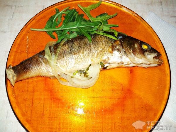 Рецепт: Окунь речной запеченый - "Ленивый" окунь с рукколой и луком, запеченный в пакете