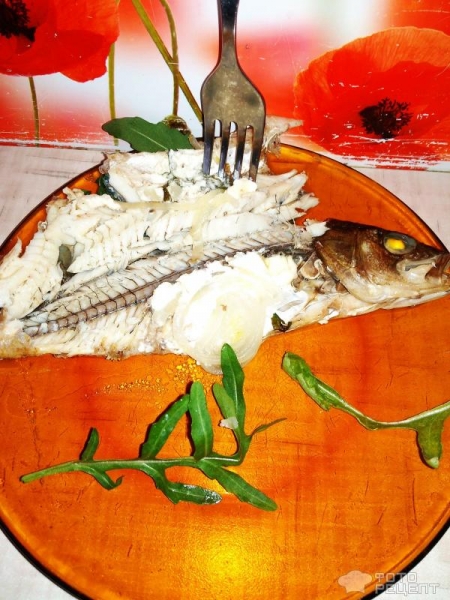 Рецепт: Окунь речной запеченый - "Ленивый" окунь с рукколой и луком, запеченный в пакете