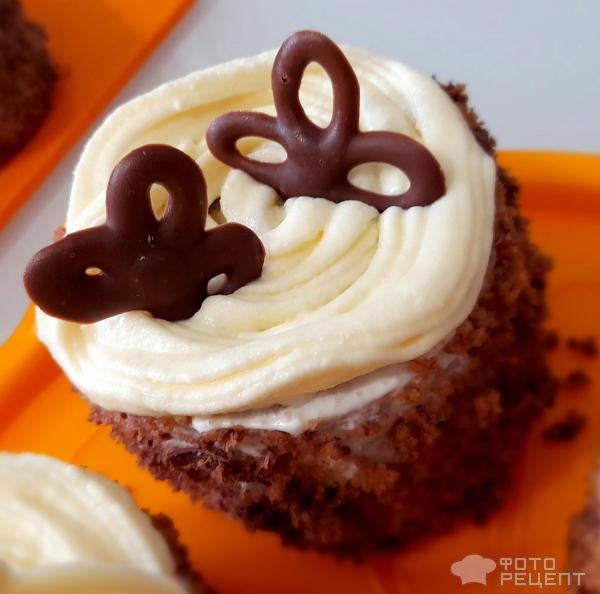 Рецепт: Пирожные пасхальные - Домашние пирожные к Пасхе, оформление пирожных масляным кремом, пасхальный декор своими руками.