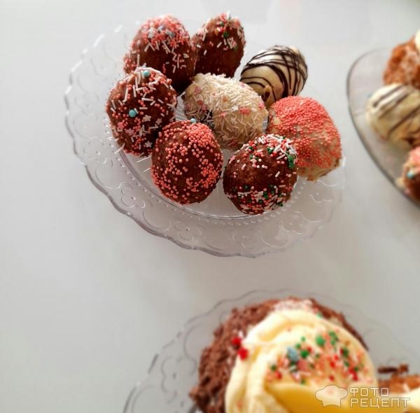 Рецепт: Пирожные пасхальные - Домашние пирожные к Пасхе, оформление пирожных масляным кремом, пасхальный декор своими руками.