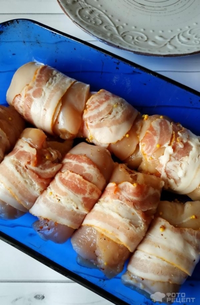 Рецепт: Рулетики из куриного филе - в беконе с начинкой из чернослива
