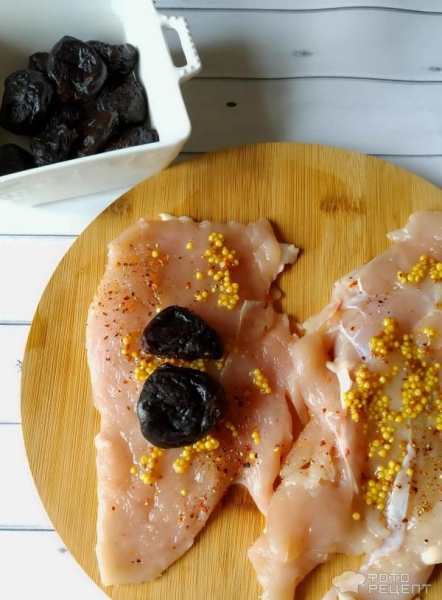 Рецепт: Рулетики из куриного филе - в беконе с начинкой из чернослива